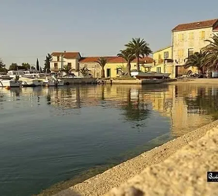 Kuca Za Odmor Marina 別荘 Sutomišćica